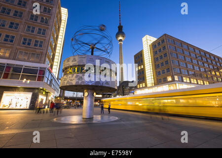 Vista notturna di Orologio mondiale e tram alla piazza Alexanderplatz in Mitte Berlino Germania Foto Stock