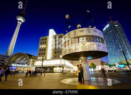 Vista notturna di Orologio mondiale ad Alexanderplatz in Mitte Berlino Germania Foto Stock