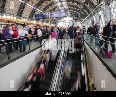 Sfocata immagine di movimento di passeggeri su piattaforme a stazione ferroviaria Alexanderplatz con la S-Bahn a Berlino Germania Foto Stock