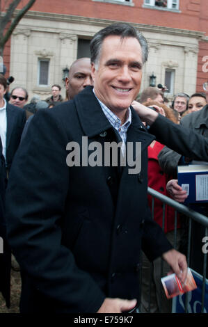Speranzoso presidenziale Mitt Romney saluta i sostenitori presso il Rochester Opera House. Rochester, NH. 01/08/2012 Foto Stock