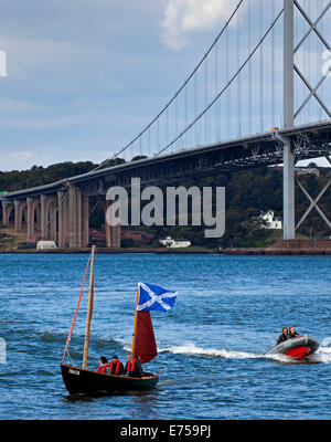 Queensferry, Forth Estuary, Scozia. 7 Sep, 2014. A causa di un referendum scozzese poll mettendo sì Scozia in maniera restrittiva in anticipo per la prima volta questa vela equipaggio battenti sì si intraversa probabilmente avevano il vento nelle loro vele di ritorno dal prendere parte in flottiglia sulla via appena uno degli eventi per celebrare il cinquantesimo compleanno di Forth Road Bridge. Credito: Arch bianco/Alamy Live News Foto Stock