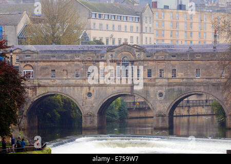 Pulteney Bridge attraversa il fiume Avon a Bath, Inghilterra. Essa è stata completata dal 1774, e collegato alla città con Deluxe Doubles Foto Stock