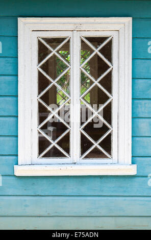 Il vecchio russo casa rurale frammento, blu e parete finestra bianca Foto Stock