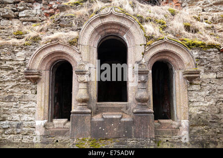 Vecchia Fortezza frammento di parete con windows, Koporye, Russia Foto Stock