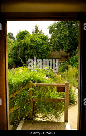 Foto di Ann Hathaway's garden preso dall'interno il Cottage guardando fuori della porta Foto Stock