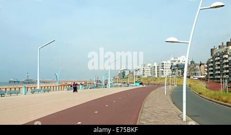 Vista sul lungomare di Scheveningen, un moderno centro balneare con una lunga spiaggia di sabbia, un molo e un faro. Foto Stock