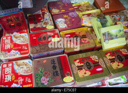 New York, Stati Uniti d'America. Il 7 settembre, 2014. Memorizza e panifici di Chinatown in New York vendere le scatole e le scatole di mooncakes domenica 7 settembre, 2014 per Mid-Autumn Festival che si svolge il 8 settembre. La deliziosa e tradizionale prodotto cotto è mangiato durante il Mid-Autumn Festival e sono popolari come doni. Il perfettamente rotonda pasticceria può essere dolce o salato, riempito con semi di loto o salati Duck egg. Le torte rappresentano la luna piena sull'ottavo mese, il quindicesimo giorno in cinese (lunare) Calendario. Credito: Richard Levine/Alamy Live News Foto Stock