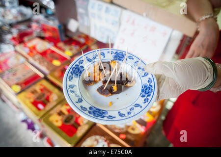 New York, Stati Uniti d'America. Il 7 settembre, 2014. Un negozio a Chinatown di New York offrono esempi delle loro di mooncakes domenica 7 settembre, 2014 per Mid-Autumn Festival che si svolge il 8 settembre. La deliziosa e tradizionale prodotto cotto è mangiato durante il Mid-Autumn Festival e sono popolari come doni. Il perfettamente rotonda pasticceria può essere dolce o salato, riempito con semi di loto o salati Duck egg. Le torte rappresentano la luna piena sull'ottavo mese, il quindicesimo giorno in cinese (lunare) Calendario. Credito: Richard Levine/Alamy Live News Foto Stock