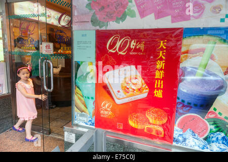 New York, Stati Uniti d'America. Il 7 settembre, 2014. Un panificio a Chinatown in New York Visualizza di poster di loro mooncakes in vendita domenica 7 settembre, 2014 per Mid-Autumn Festival che si svolge il 8 settembre. La deliziosa e tradizionale prodotto cotto è mangiato durante il Mid-Autumn Festival e sono popolari come doni. Il perfettamente rotonda pasticceria può essere dolce o salato, riempito con semi di loto o salati Duck egg. Le torte rappresentano la luna piena sull'ottavo mese, il quindicesimo giorno in cinese (lunare) Calendario. Credito: Richard Levine/Alamy Live News Foto Stock