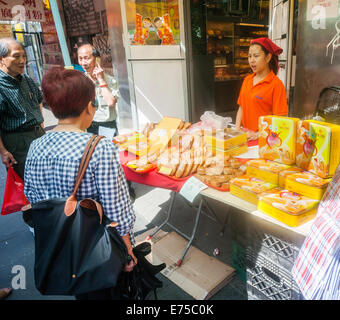 New York, Stati Uniti d'America. Il 7 settembre, 2014. Memorizza e panetterie in Chinatown vendere le scatole e le scatole di mooncakes domenica 7 settembre, 2014 per Mid-Autumn Festival che si svolge il 8 settembre. La deliziosa e tradizionale prodotto cotto è mangiato durante il Mid-Autumn Festival e sono popolari come doni. Il perfettamente rotonda pasticceria può essere dolce o salato, riempito con semi di loto o salati Duck egg. Le torte rappresentano la luna piena sull'ottavo mese, il quindicesimo giorno in cinese (lunare) Calendario. Credito: Richard Levine/Alamy Live News Foto Stock