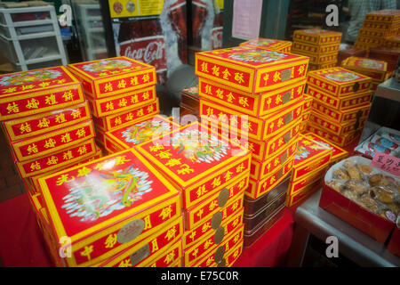 New York, Stati Uniti d'America. Il 7 settembre, 2014. Memorizza e panifici di Chinatown in New York vendere le scatole e le scatole di mooncakes domenica 7 settembre, 2014 per Mid-Autumn Festival che si svolge il 8 settembre. La deliziosa e tradizionale prodotto cotto è mangiato durante il Mid-Autumn Festival e sono popolari come doni. Il perfettamente rotonda pasticceria può essere dolce o salato, riempito con semi di loto o salati Duck egg. Le torte rappresentano la luna piena sull'ottavo mese, il quindicesimo giorno in cinese (lunare) Calendario. Credito: Richard Levine/Alamy Live News Foto Stock