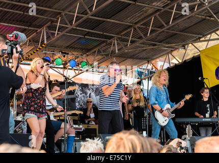 Lyme Regis, Dorset, Regno Unito. 6 Settembre, 2014. Ian Gillan sul palco le chitarre sulla spiaggia evento. Fumo di canto sull'acqua. Foto Stock