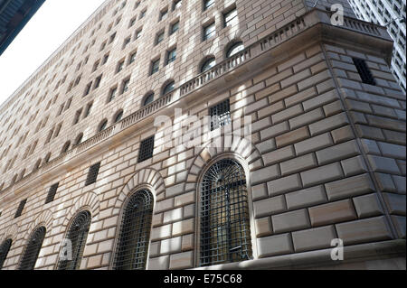 La Federal Reserve Bank di New York è stato costruito tra il 1919 e il 1924 in stile Rinascimento Fiorentino palazzo. Foto Stock