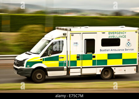 Servizio di ambulanza scozzese ambulanza ambulanza che accelera lungo la Kingsway West Dual carriage rispondere a un'emergenza 999 a Dundee, Scozia Foto Stock