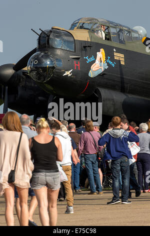 Lincolnshire, Regno Unito. 7 Sep, 2014. vide uno spettacolare evento pubblico e momento unico nella storia dell'aviazione in Lincolnshire Aviation Heritage Center, east kirkby, lincs PE23 4DE. media è stato invitato a partecipare come il mondo solo battenti lancaster bombardieri (raf in Lancaster "Thumper" e il Canadian lancaster "vera") overflew gran bretagna il solo altro in esecuzione lancaster "appena jane" come taxied sulla pista a lincs Aviation Heritage Center. 20 immagini della mostra. Foto Stock