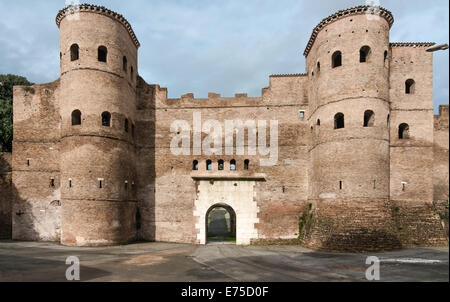 La Porta Asinaria è una porta nelle mura Aureliane di Roma. Originariamente era una semplice paratoia,ma Onorio aggiunti due semi-cylindri Foto Stock