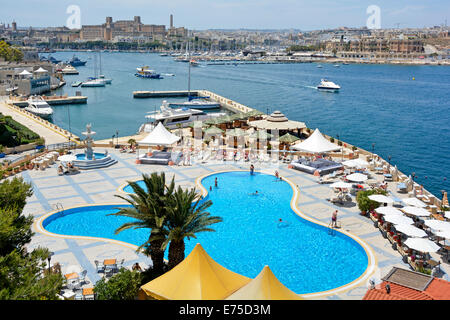 La piscina e gli ospiti del Luxury Grand Hotel Excelsior a cinque stelle con vista sul Porto di Marsamxett la Valletta Malta Mar Mediterraneo Europa UE Foto Stock