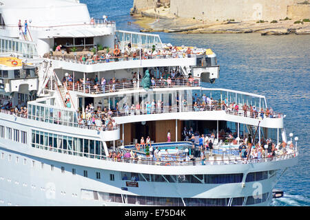 Vista aerea gruppi di passeggeri raccolti su ponti poppieri nave da crociera Boudicca in partenza dal Grand Harbour Valletta Valeta Malta Mar Mediterraneo Europa Foto Stock