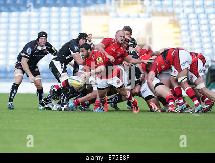 Oxford, Regno Unito. 07Th Sep, 2014. Piri Wipu passa fuori dal retro del pacchetto di mischia durante la Aviva Premiership partita di rugby tra Londra Welsh e Exeter Chiefs. Credito: Azione Sport Plus/Alamy Live News Foto Stock