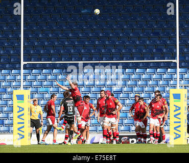 Oxford, Regno Unito. 07Th Sep, 2014. Henry Slade asole un altro kick per Exeter durante la Aviva Premiership partita di rugby tra Londra Welsh e Exeter Chiefs. Credito: Azione Sport Plus/Alamy Live News Foto Stock