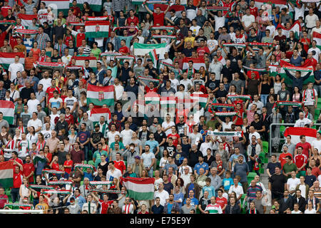 Budapest, Ungheria. Il 7 settembre, 2014. Ungherese fan ascoltare il loro inno nazionale durante l'Ungheria vs. Irlanda del Nord UEFA EURO 2016 qualifier partita di calcio a Groupama Arena il 7 settembre 2014 a Budapest, Ungheria. Credito: Laszlo Szirtesi/Alamy Live News Foto Stock