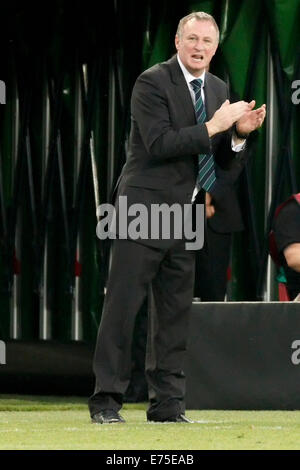 Budapest, Ungheria. Il 7 settembre, 2014. In Irlanda del nord capo allenatore Michael O'Neill tubicini durante l'Ungheria vs. Irlanda del Nord UEFA EURO 2016 qualifier partita di calcio a Groupama Arena il 7 settembre 2014 a Budapest, Ungheria. Credito: Laszlo Szirtesi/Alamy Live News Foto Stock