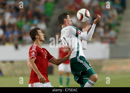 Budapest, Ungheria. Il 7 settembre, 2014. Hunagrian Zoltan Liptak (l) è superato da nord-irlandese Kyle Lafferty durante l'Ungheria vs. Irlanda del Nord UEFA EURO 2016 qualifier partita di calcio a Groupama Arena il 7 settembre 2014 a Budapest, Ungheria. Credito: Laszlo Szirtesi/Alamy Live News Foto Stock