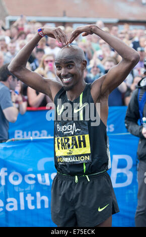 South Shields, Regno Unito. 07Th Sep, 2014. BUPA Great North Run. Mo Farah fatto la sua celebrazione MoBot dopo la gara. Credito: Azione Sport Plus/Alamy Live News Foto Stock