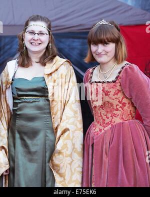 Calgary, Canada. Il 7 settembre, 2014. Membri del live action role-playing group Alliance Alberta frequentare la principessa inaugurale impennarsi all'Eau Claire Market. La manifestazione ha raccolto fondi per i bambini del desiderio della Fondazione per aiutare a concedere auguri per bambini con pericolo di vita malattie. Credito: Rosanne Tackaberry/Alamy Live News Foto Stock