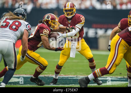 Houston, Texas, Stati Uniti d'America. 7 Sep, 2014. Washington Redskins quarterback Robert Griffin III (10) rende un trasferimento a Washington Redskins running back Roy Helu (29) durante la prima metà di un gioco di NFL tra Houston Texans e Washington Redskins a NRG Stadium di Houston, TX il 7 settembre 2014. Credito: Trask Smith/ZUMA filo/Alamy Live News Foto Stock