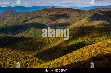 Il Cloud ombre sul Blue Ridge, visto da Blackrock vertice, lungo l'Appalachian Trail nel Parco Nazionale di Shenandoah, Virginia. Foto Stock