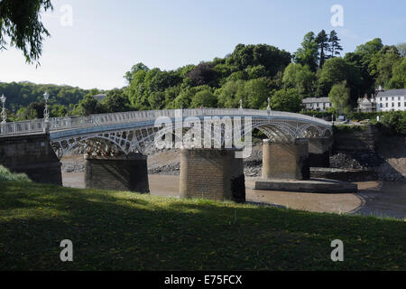 Ponte di ferro sul fiume Wye a Chepstow, il confine tra Inghilterra e Galles. Edificio elencato Foto Stock