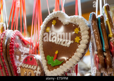 Avvolto gingerbread cuore con il nome della città alsaziana di Colmar Foto Stock