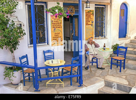 Il sig. Antonis, un frequentatore locale in un tradizionale caffè greco (kafeneio) nel villaggio di Kardiani, isola di Tinos, Cicladi Grecia Foto Stock