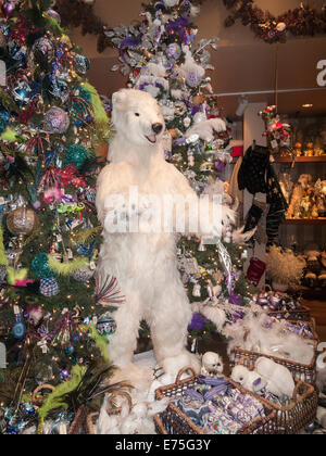 Carino modello di orso polare bianco in mostra di Natale stagionale alberi di Natale in una mostra in un negozio a New York Foto Stock