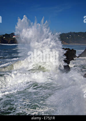 Si infrangono onde da Mendocino Coast Foto Stock