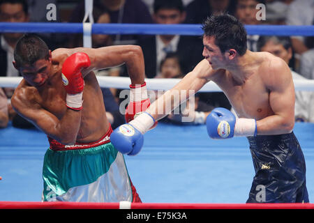 Punti dopo il decimo round. 5 Sep, 2014. (L-R) Adrian Luna (MEX), Ryota Murata (JPN), 5 settembre 2014 - Pugilato : Boxe medio peso bout a Yoyogi 2a palestra, Tokyo, Giappone. Ryota Murata ha vinto la lotta su punti dopo il decimo round. © Yusuke Nakanishi AFLO/sport/Alamy Live News Foto Stock