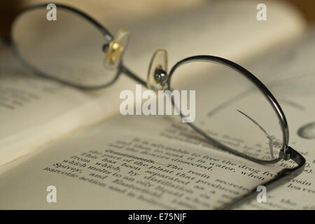 A sinistra gli occhiali da lettura scheggiati vetri rotti scientifica di vetro la medicina di erbe romanzo remedy canapa farmaco Ricerca testo Foto Stock