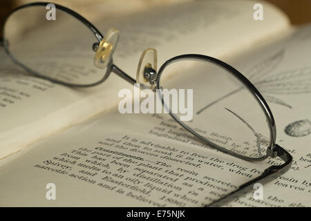 A sinistra gli occhiali da lettura scheggiati vetri rotti scientifica di vetro la medicina di erbe romanzo remedy canapa farmaco Ricerca testo Foto Stock