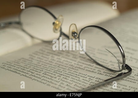 A sinistra gli occhiali da lettura scheggiati vetri rotti scientifica di vetro la medicina di erbe romanzo remedy canapa farmaco Ricerca testo Foto Stock