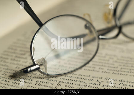 A sinistra gli occhiali da lettura scheggiati vetri rotti scientifica di vetro la medicina di erbe romanzo remedy canapa farmaco Ricerca testo Foto Stock