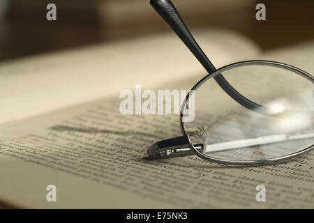 A sinistra gli occhiali da lettura scheggiati vetri rotti scientifica di vetro la medicina di erbe romanzo remedy canapa farmaco Ricerca testo Foto Stock