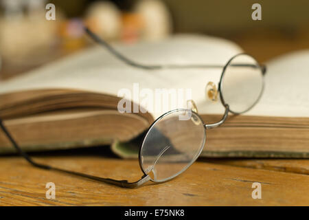 A sinistra gli occhiali da lettura scheggiati vetri rotti scientifica di vetro la medicina di erbe romanzo remedy canapa farmaco Ricerca testo Foto Stock