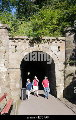 La gente camminare attraverso la storica Grosmont cavallo galleria ferroviaria, Grosmont, North Yorkshire, Inghilterra, Regno Unito Foto Stock