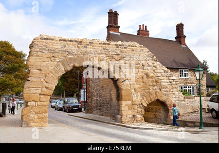 Newport Arch, Lincoln UK, un esempio di antico edificio romano risalente al III secolo, Lincoln, Regno Unito Foto Stock