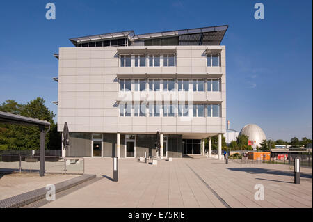 Sito universitario del Campus di Garching, edifici dell'Università Tecnica di Monaco e l Istituto di Studi Avanzati, atomica Foto Stock