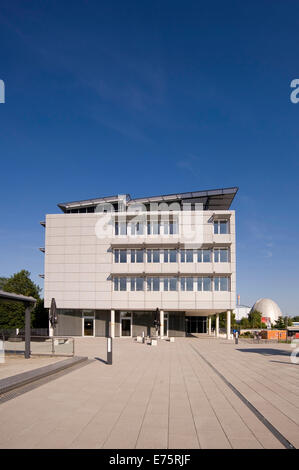 Sito universitario del Campus di Garching, edifici dell'Università Tecnica di Monaco e l Istituto di Studi Avanzati, atomica Foto Stock