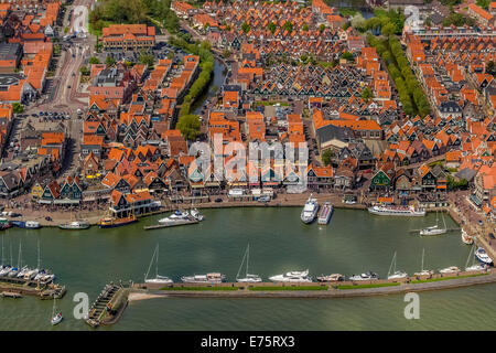 Vista aerea, Volendam, con porto al lago Markermeer, Volendam, provincia Olanda Settentrionale, Paesi Bassi Foto Stock