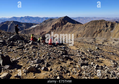 Gruppo di escursionisti in appoggio sul modo di Alam Kuh, 4848m, Kelardasht, Takht-e Suleyman massiccio, Alborz Montagne Foto Stock