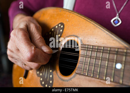 La mano di una donna anziana giocando un mandolino, Germania Foto Stock